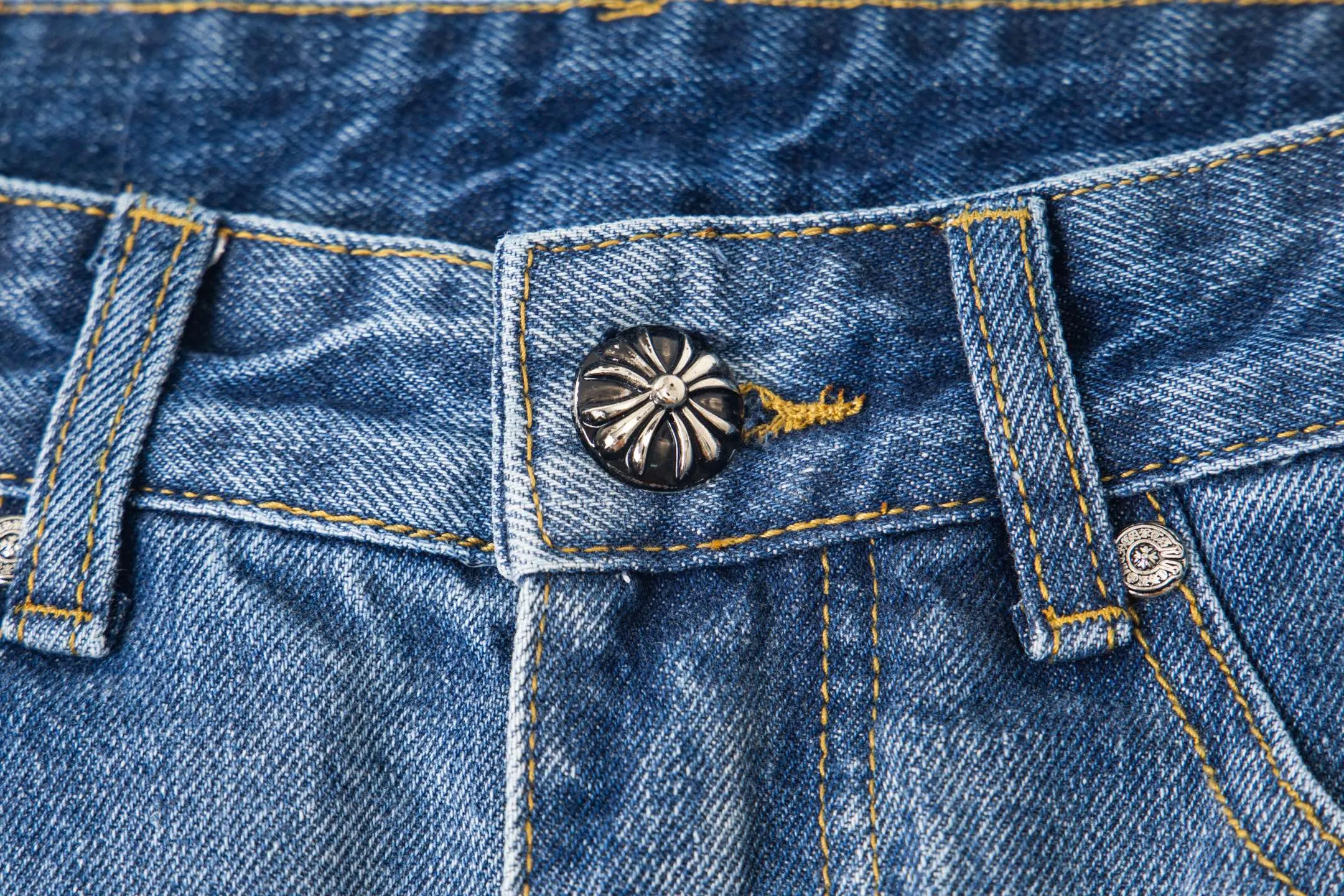 P260 Chrome Hearts washed graffiti blue cross couple jeans are a hot trend this season and are sought after by countless celebrities and fashionistas. The neat details of the cutting process add color to the playful fashion! The neat and meticulous design, and the well-fitting structure is unique. The upper body not only has outstanding recognition, but also looks younger and younger. A style with the ultimate wearing meaning and performance, gorgeous color matching, and the craftsmanship of this style is also extremely extraordinary. After the finished product is washed, it is disassembled and hand-made with sheepskin cross leather and then spliced ​​together to complete. The whole piece has too many craftsmanship to describe. It is decorated with patchwork cross flowers and high-waisted washed jeans! ! Absolutely high-end luxury product, a god-level single product, a super popular product, made by top heavy industry, a magic weapon that cannot be missed to hit the streets. Style number: 1834# Size: 28 30 32 34 Color: blue